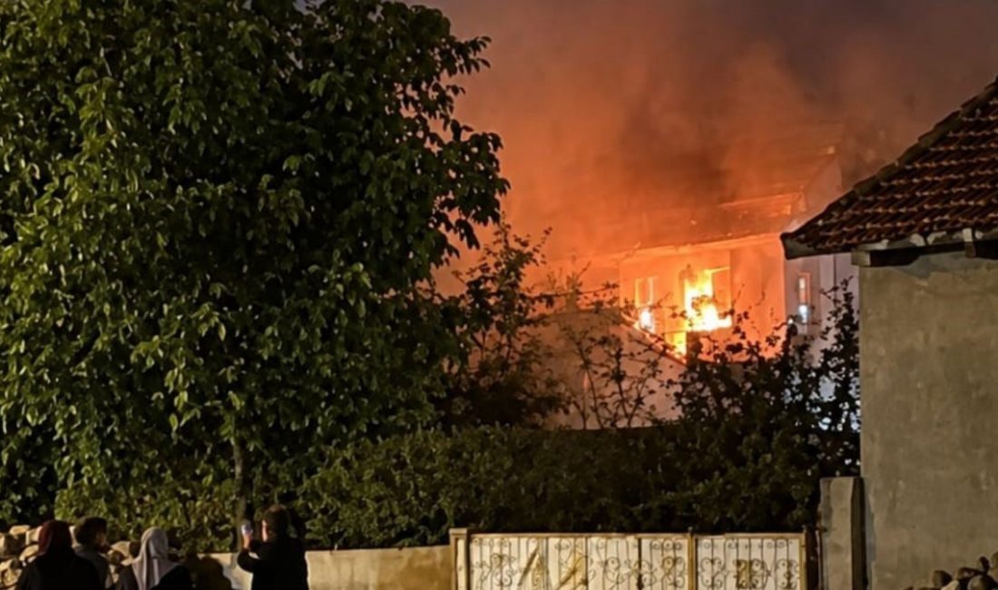 Afyonkarahisar'ın Şuhut ilçesinde akşam saatlerinde müstakil bir evde çıkan yangın,