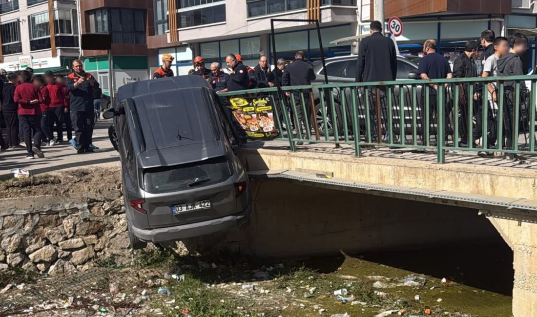 Afyonkarahisar’da 3 aracın karıştığı zincirleme trafik kazasında çarpışmanın etkisi ile