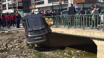 Afyonkarahisar’da 3 aracın karıştığı zincirleme trafik kazasında çarpışmanın etkisi ile