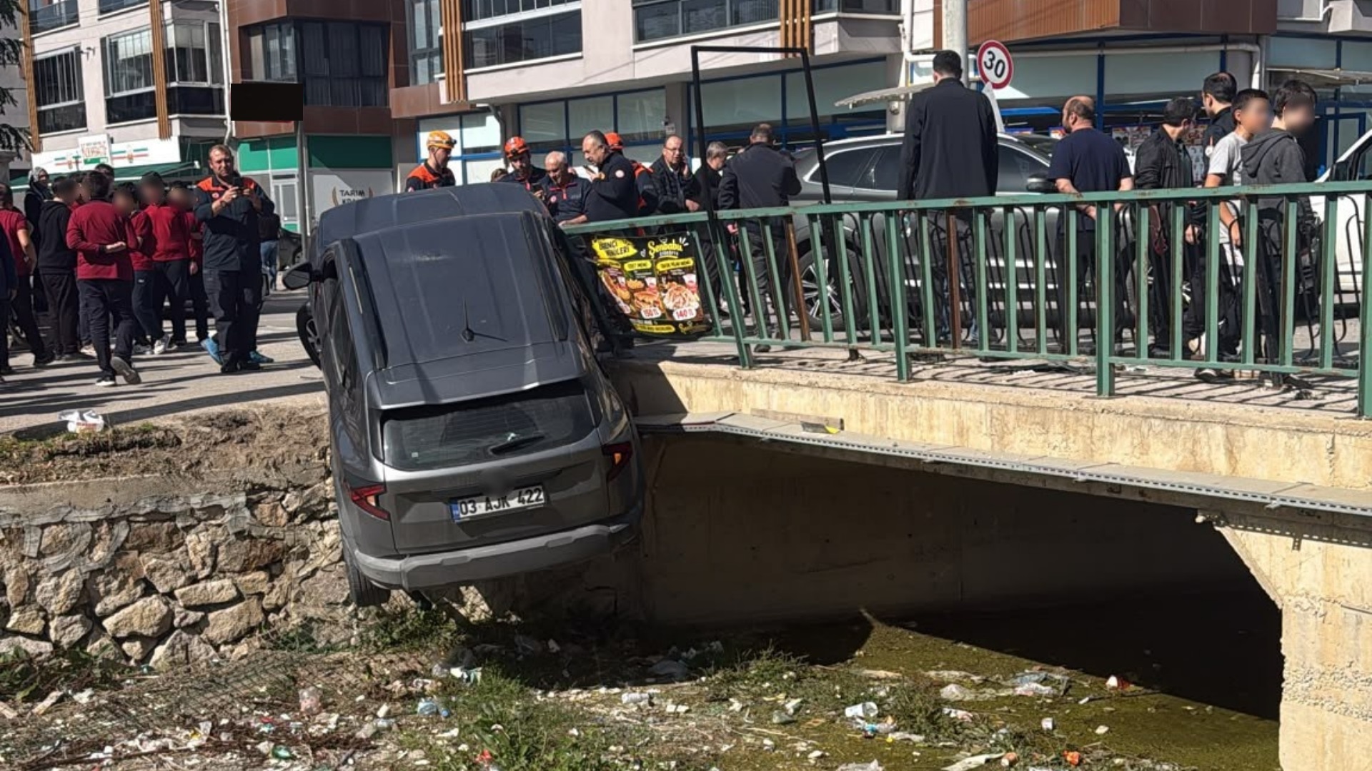 Afyonkarahisar’da 3 aracın karıştığı zincirleme trafik kazasında çarpışmanın etkisi ile