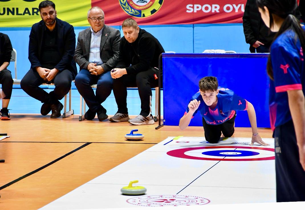 Floor Curling müsabakalarında şampiyonlar belli oldu 1 Floor Curling müsabakalarında şampiyonlar belli oldu