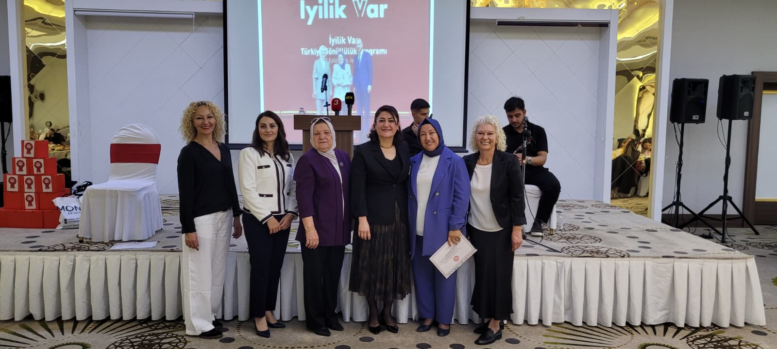 Gül Anneler Derneği tarafından eğitime destek amacıyla düzenlenen “Bir Form