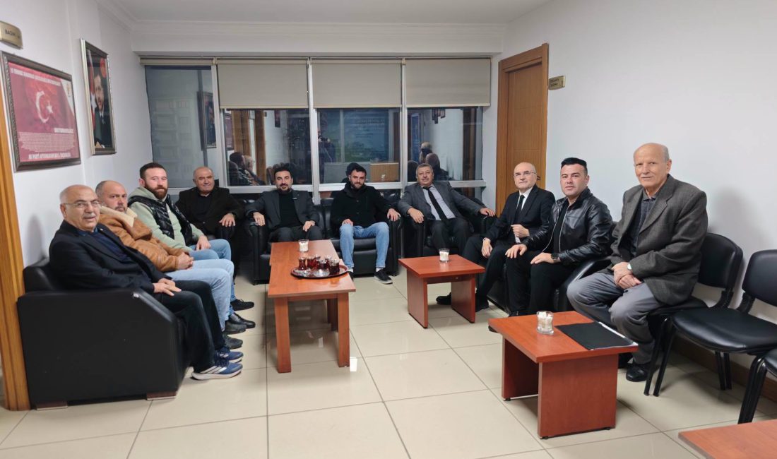 AK Parti Afyonkarahisar İl Başkanlığı, sabahın ilk saatlerinde vatandaşlarla bir
