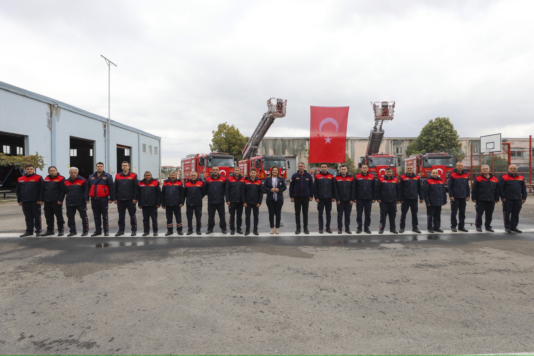 Afyonkarahisar Belediye Başkanı Burcu Köksal, İtfaiye Haftası kapsamında itfaiye personelini