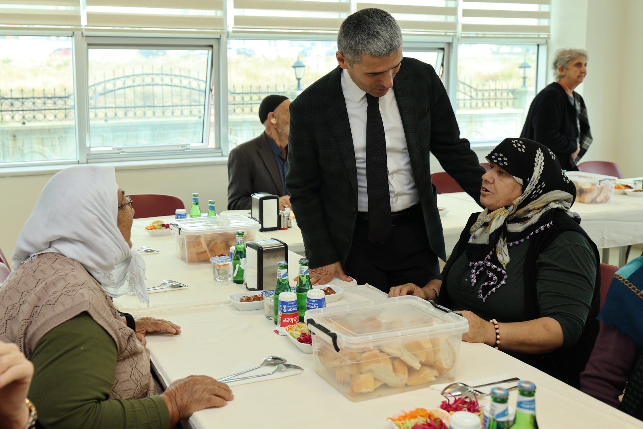 Vali Aktaş ve eşi, huzurevi sakinleriyle bir araya geldi