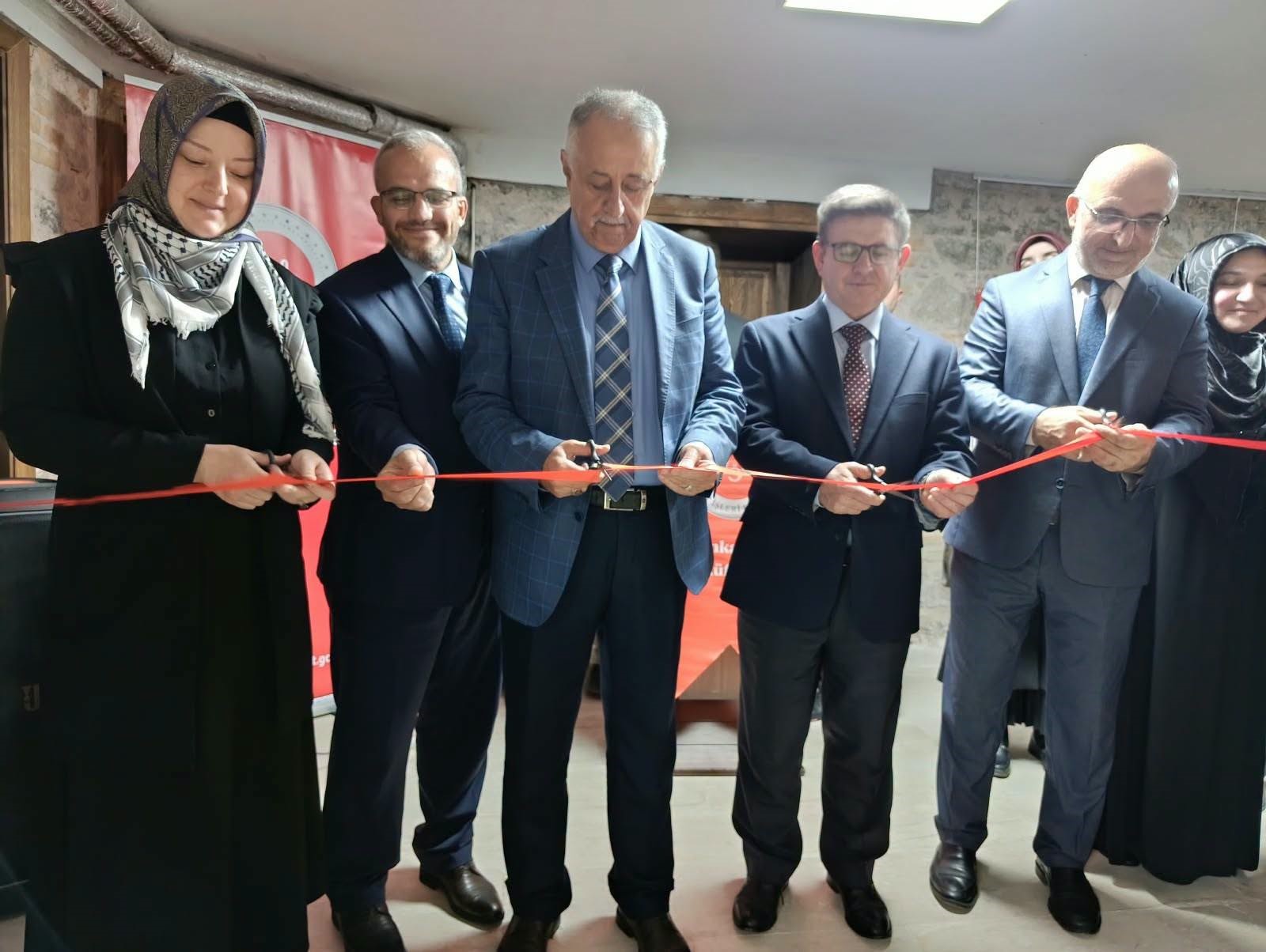 Hafızlık öğrencileri ‘Geçmişten Bir-İz’ sergisi açtı 1 Hafızlık öğrencileri ‘Geçmişten Bir-İz’ sergisi açtı