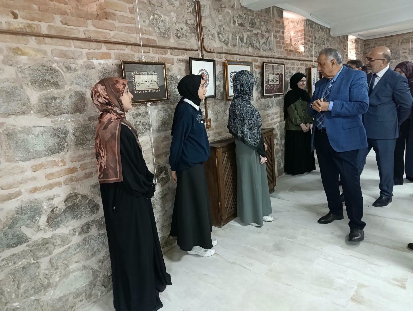 Hafızlık öğrencileri ‘Geçmişten Bir-İz’ sergisi açtı 2 Hafızlık öğrencileri ‘Geçmişten Bir-İz’ sergisi açtı
