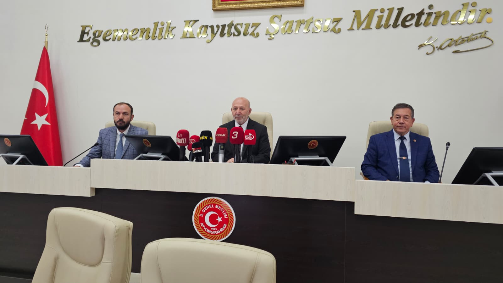 Afyonkarahisar İl Genel Meclisi olağanüstü toplandı. Toplantıda merhum vali yardımcısı