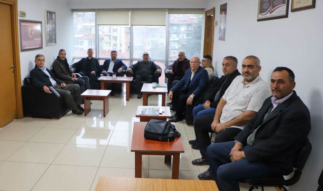 AK Parti Afyonkarahisar İl Başkanı Dr. Özgür Kavak, il başkanlığında