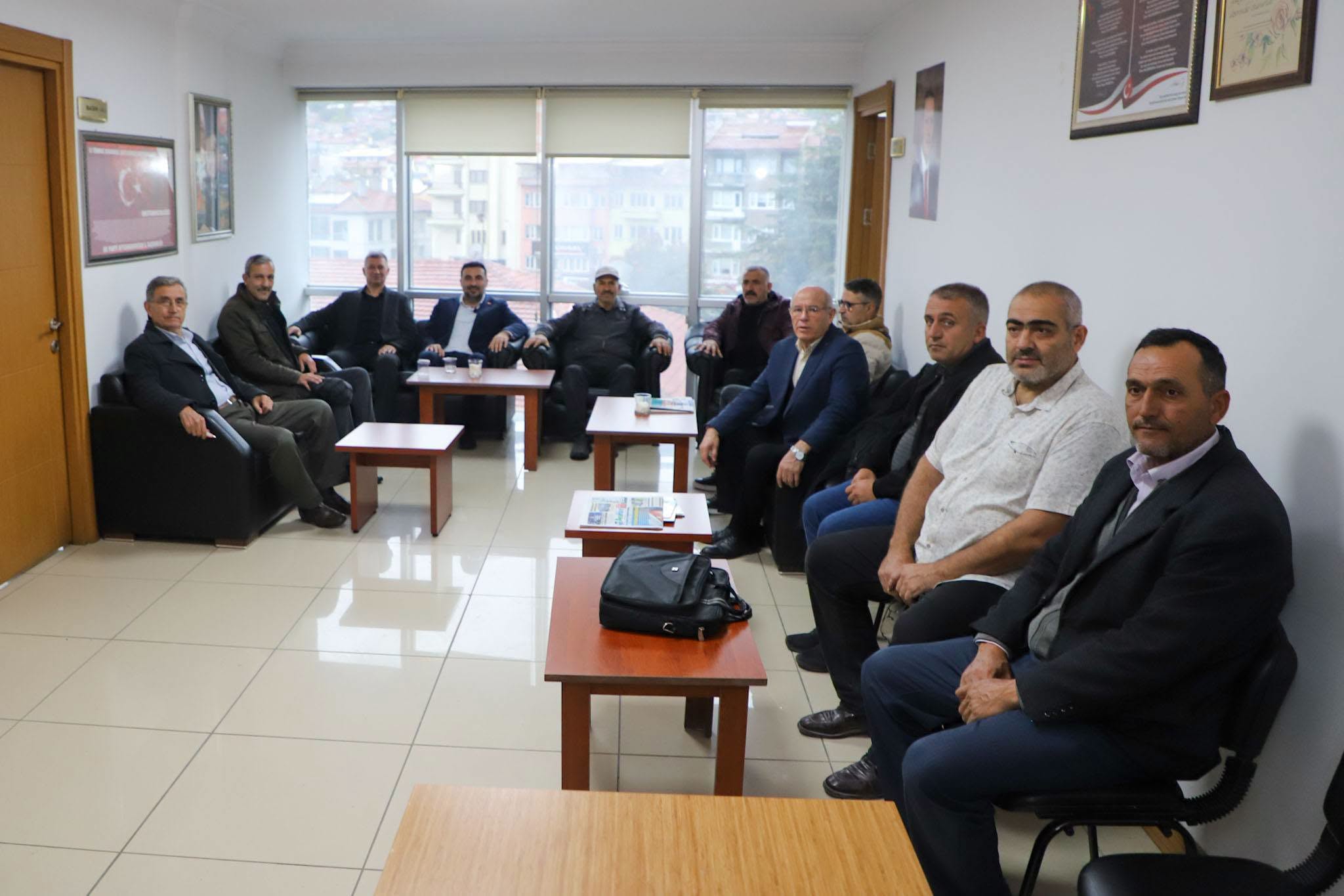 AK Parti Afyonkarahisar İl Başkanı Dr. Özgür Kavak, il başkanlığında