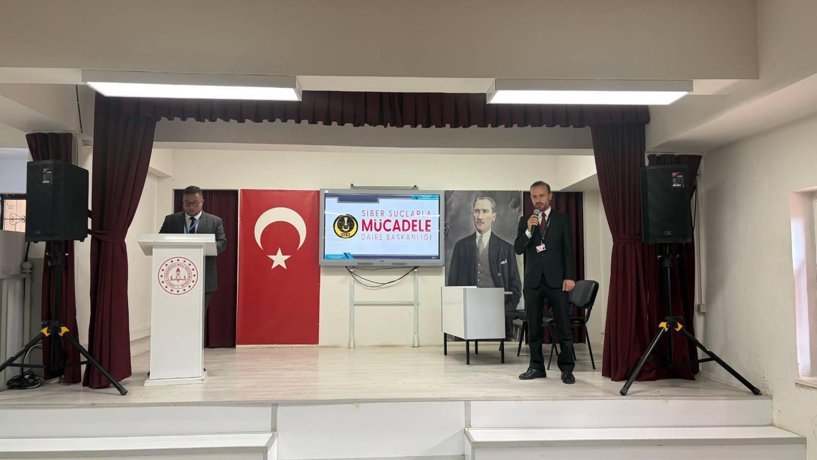 Jandarma, 6 ilçede 715 öğrenciye dijital güvenliği anlattı 5 Jandarma, 6 ilçede 715 öğrenciye dijital güvenliği anlattı