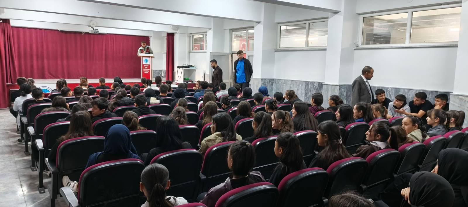 Jandarma, 6 ilçede 715 öğrenciye dijital güvenliği anlattı