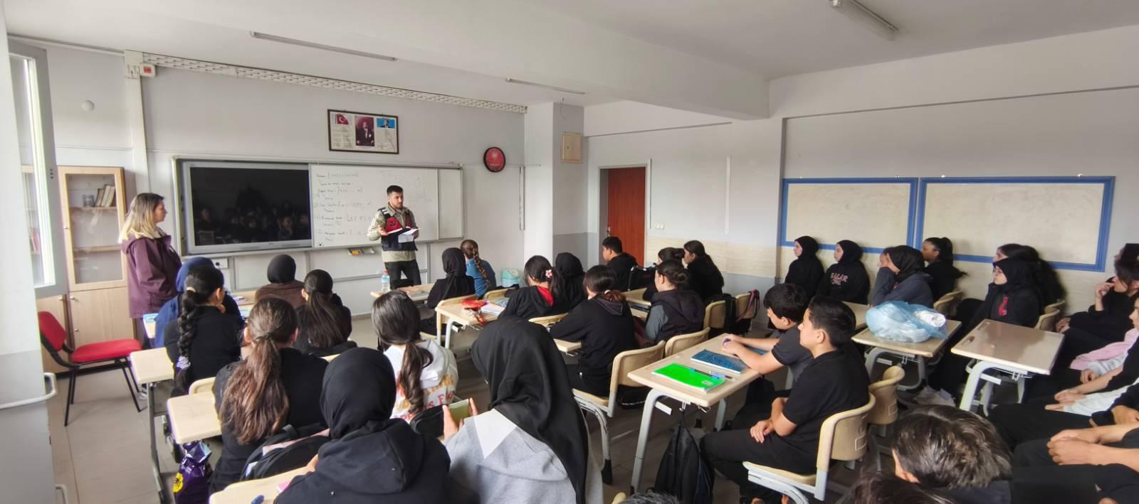 Jandarma, 6 ilçede 715 öğrenciye dijital güvenliği anlattı
