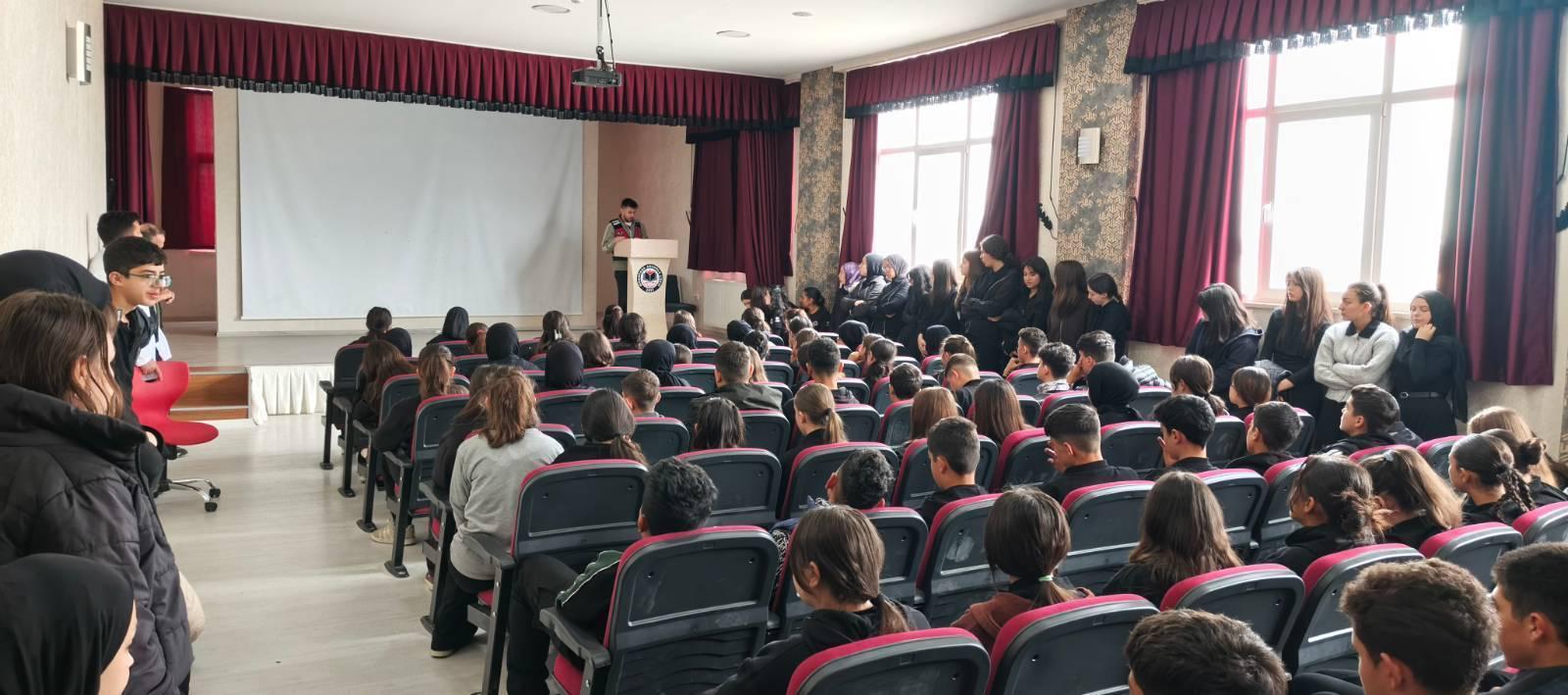 Jandarma, 6 ilçede 715 öğrenciye dijital güvenliği anlattı