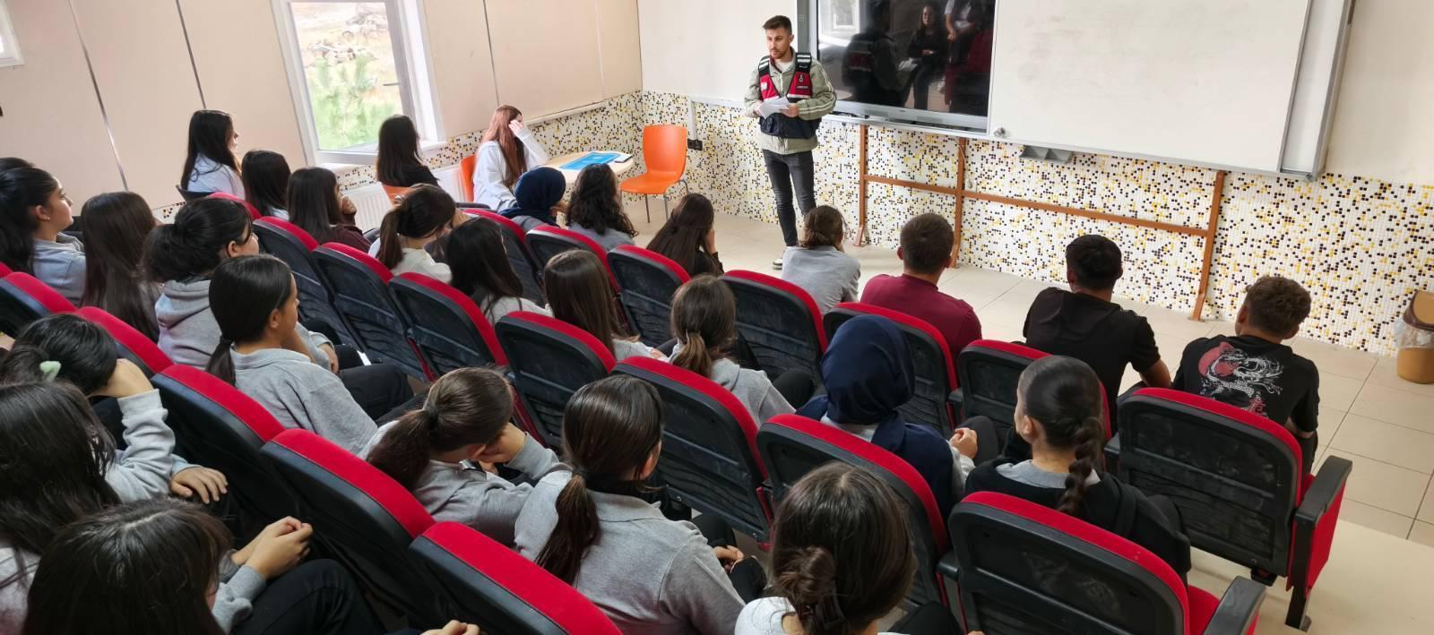 Jandarma, 6 ilçede 715 öğrenciye dijital güvenliği anlattı