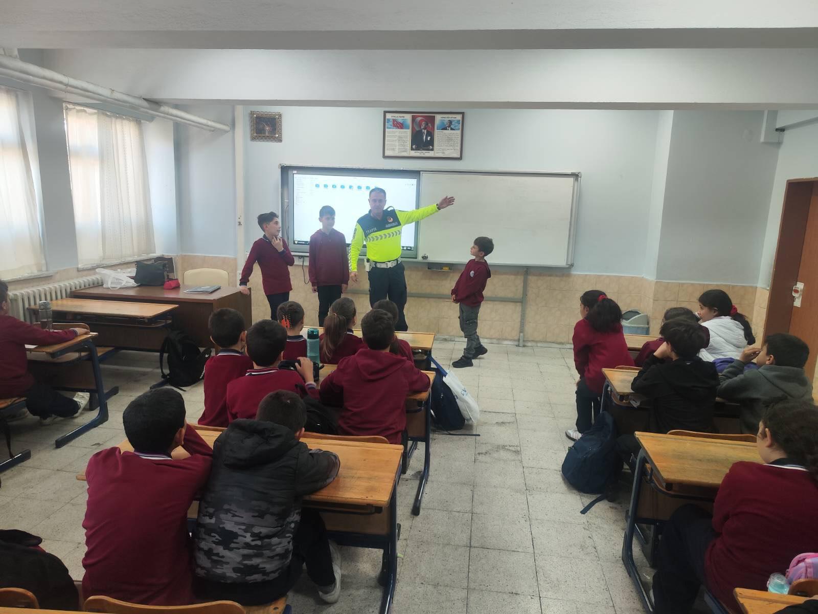 Jandarmadan öğrencilere trafik eğitimi ve sürpriz hediyeler 3 Jandarmadan öğrencilere trafik eğitimi ve sürpriz hediyeler