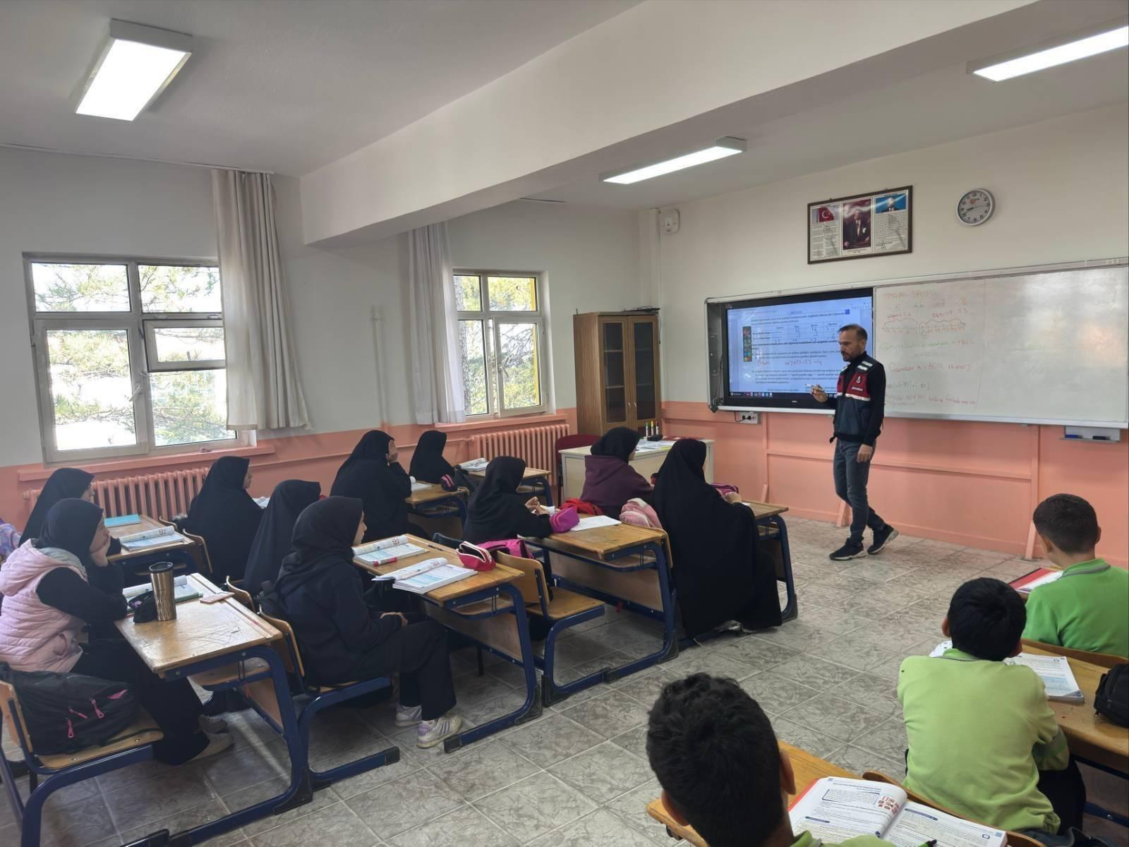 Jandarmadan okullarda siber güvenlik seferberliği 3 Jandarmadan okullarda siber güvenlik seferberliği