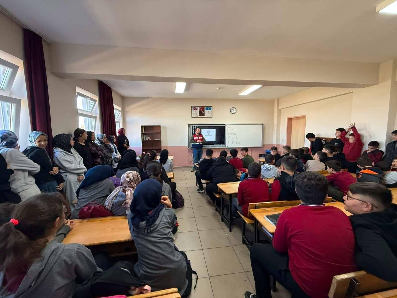 Afyonkarahisar’da jandarma ekipleri, Merkez ve İscehisar ilçelerindeki okullarda öğretmen, veli