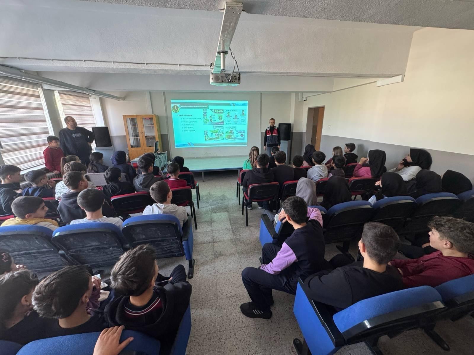 Jandarmadan okullarda siber güvenlik seferberliği 1 Jandarmadan okullarda siber güvenlik seferberliği