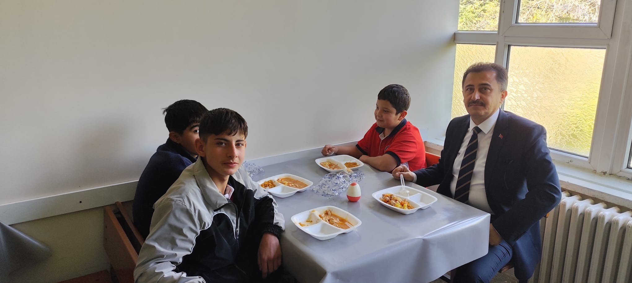 Keleş, taşımalı eğitim gören öğrencilerle yemekte buluştu 1 Keleş, taşımalı eğitim gören öğrencilerle yemekte buluştu