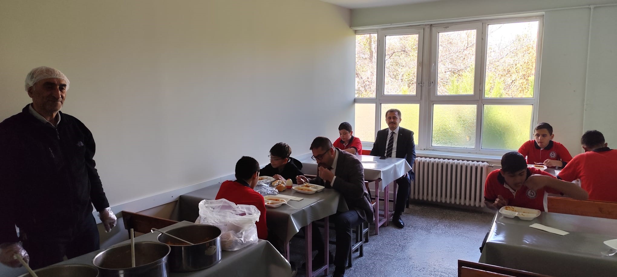 Keleş, taşımalı eğitim gören öğrencilerle yemekte buluştu 2 Keleş, taşımalı eğitim gören öğrencilerle yemekte buluştu