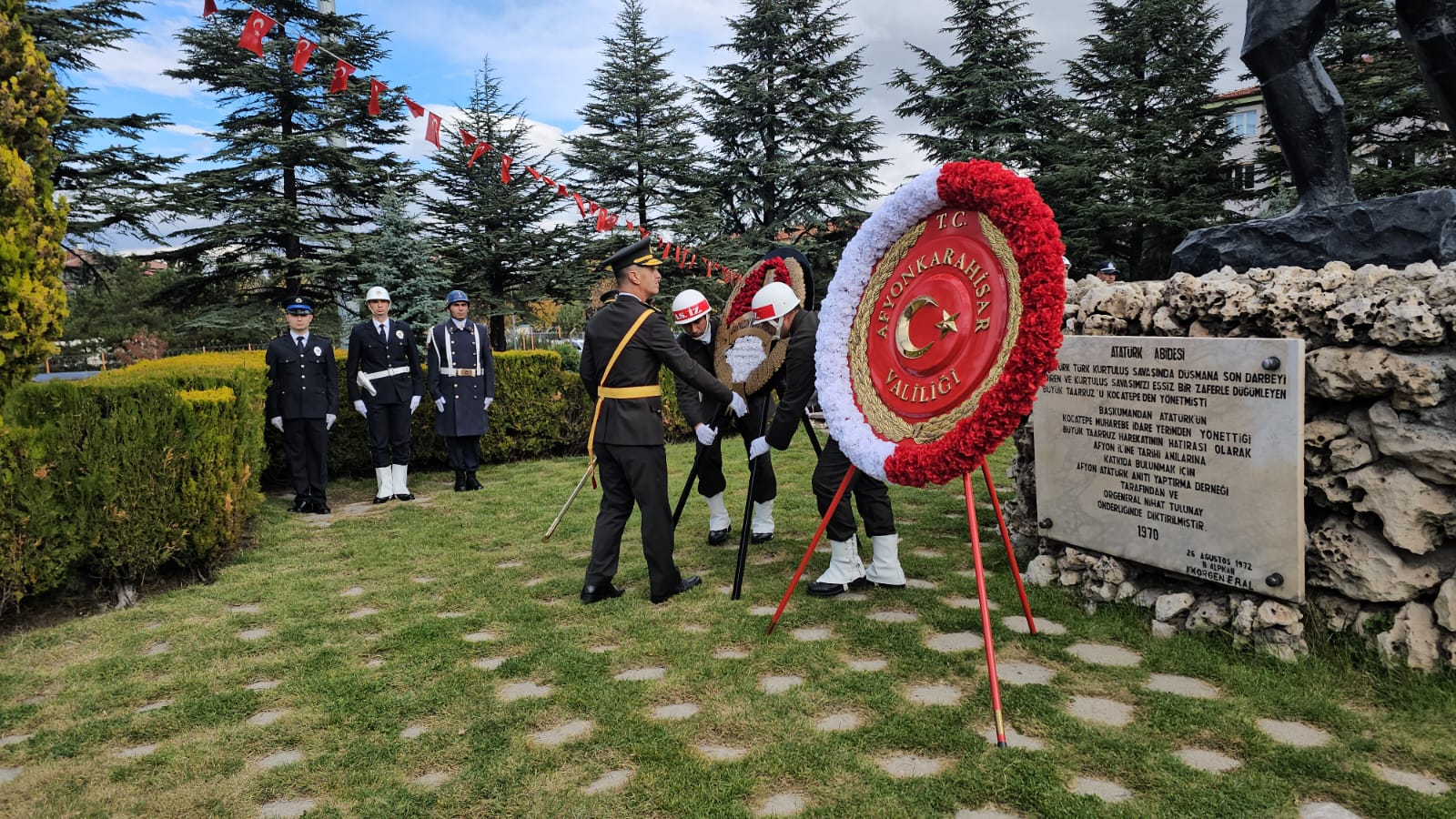Kocatepe Parkı’nda Cumhuriyet’e saygı duruşu 6 Kocatepe Parkı’nda Cumhuriyet’e saygı duruşu