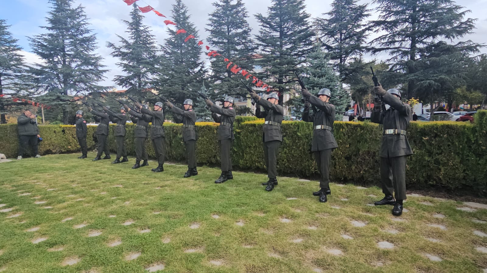 Kocatepe Parkı’nda Cumhuriyet’e saygı duruşu 3 Kocatepe Parkı’nda Cumhuriyet’e saygı duruşu