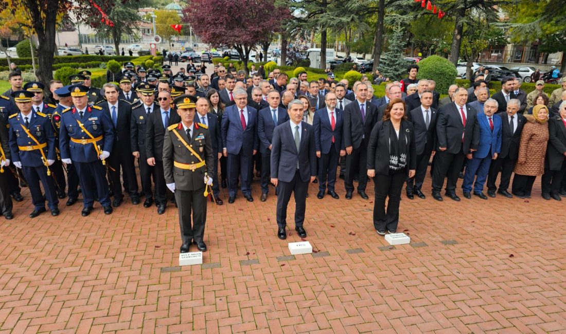 Cumhuriyet’in kuruluş yıl dönümü dolayısıyla Afyonkarahisar’da düzenlenen törende, Kocatepe Parkı’na