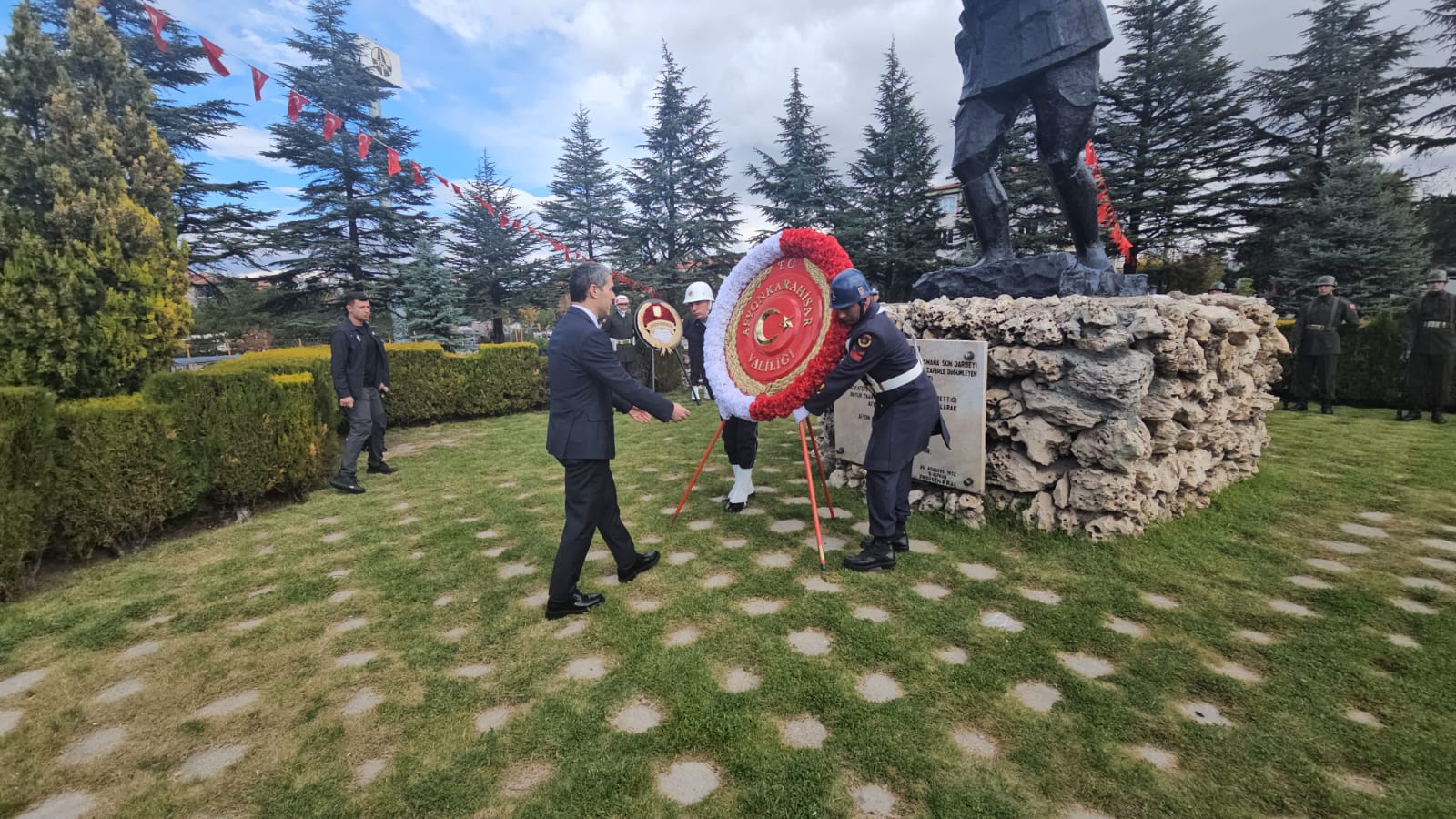 Kocatepe Parkı’nda Cumhuriyet’e saygı duruşu 2 Kocatepe Parkı’nda Cumhuriyet’e saygı duruşu