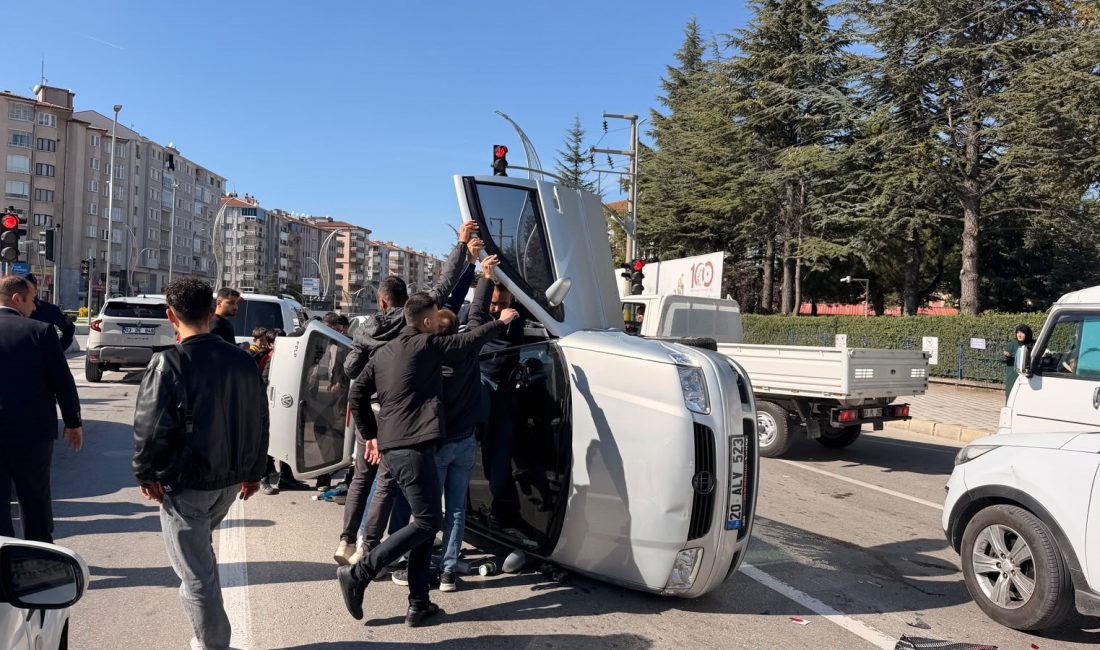 Afyonkarahisar'da kontrolden bir kırmızı ışıkta bekleyen iki araca çarpıp ardından