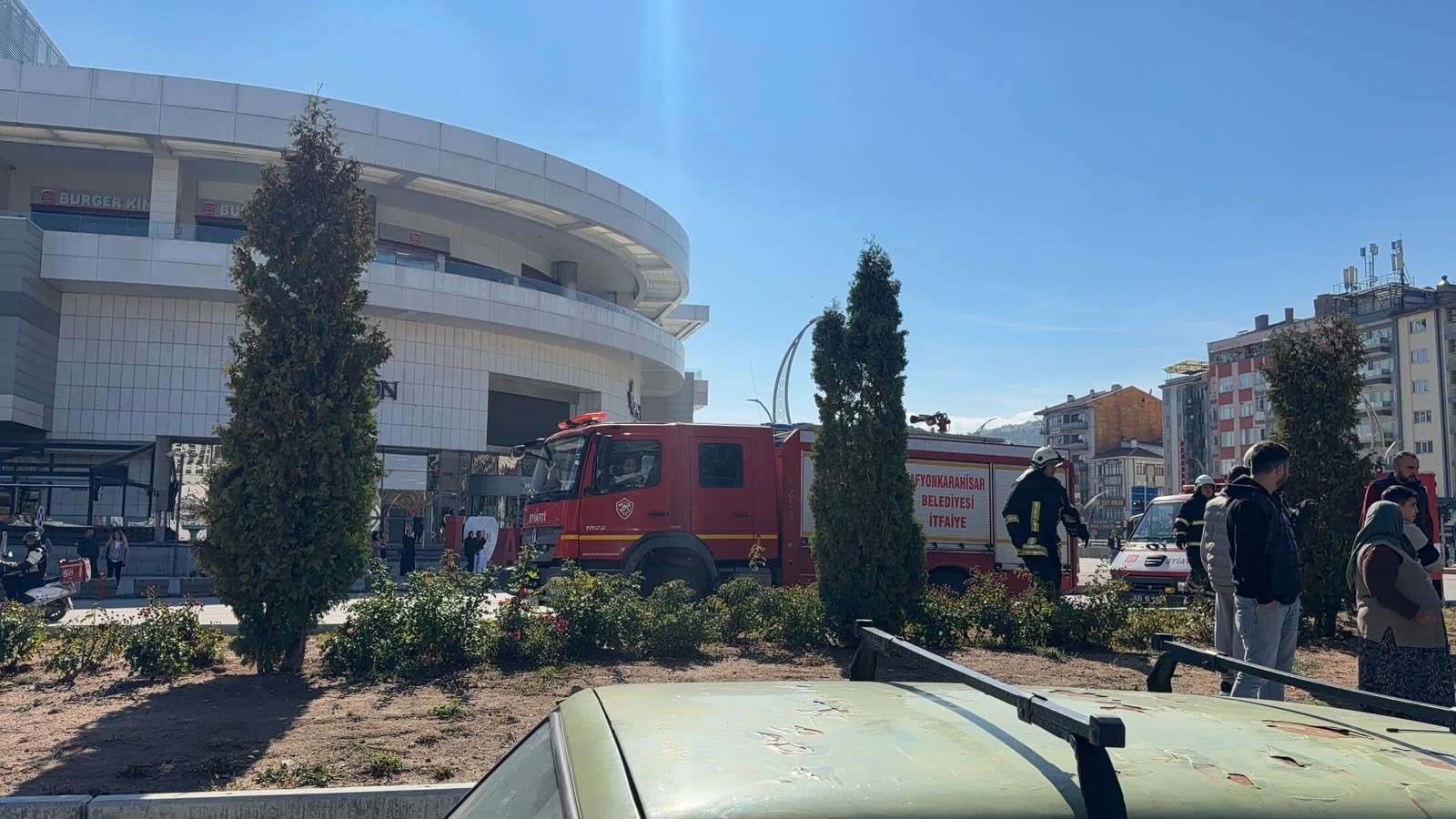 Kontrolden çıktı, araçlara çarptı, yan yattı 2 Kontrolden çıktı, araçlara çarptı, yan yattı