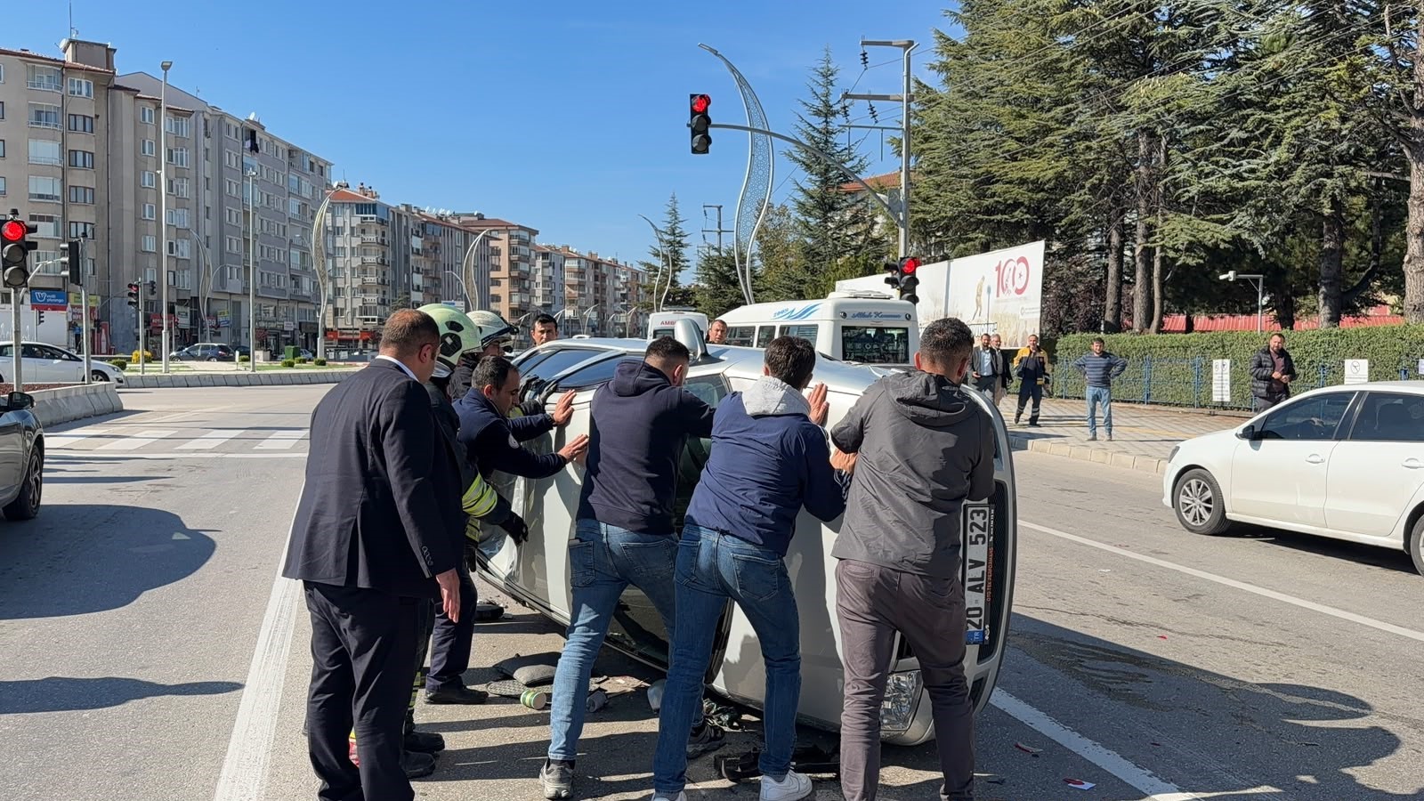 Kontrolden çıktı, araçlara çarptı, yan yattı