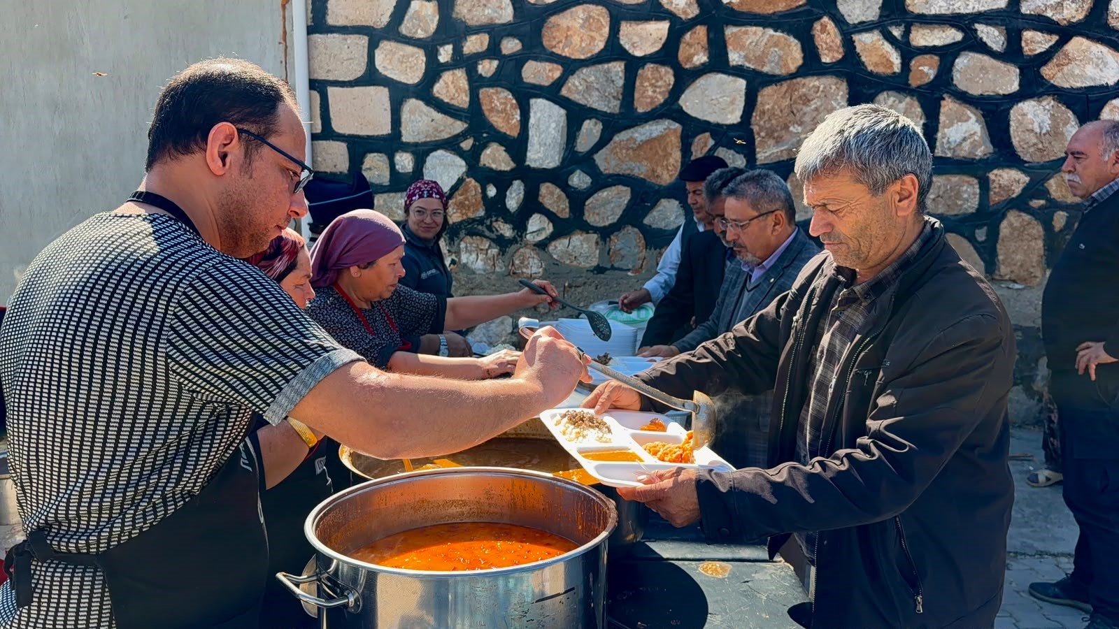 Memleketine gelen vatandaştan büyük vefa 1 Memleketine gelen vatandaştan büyük vefa