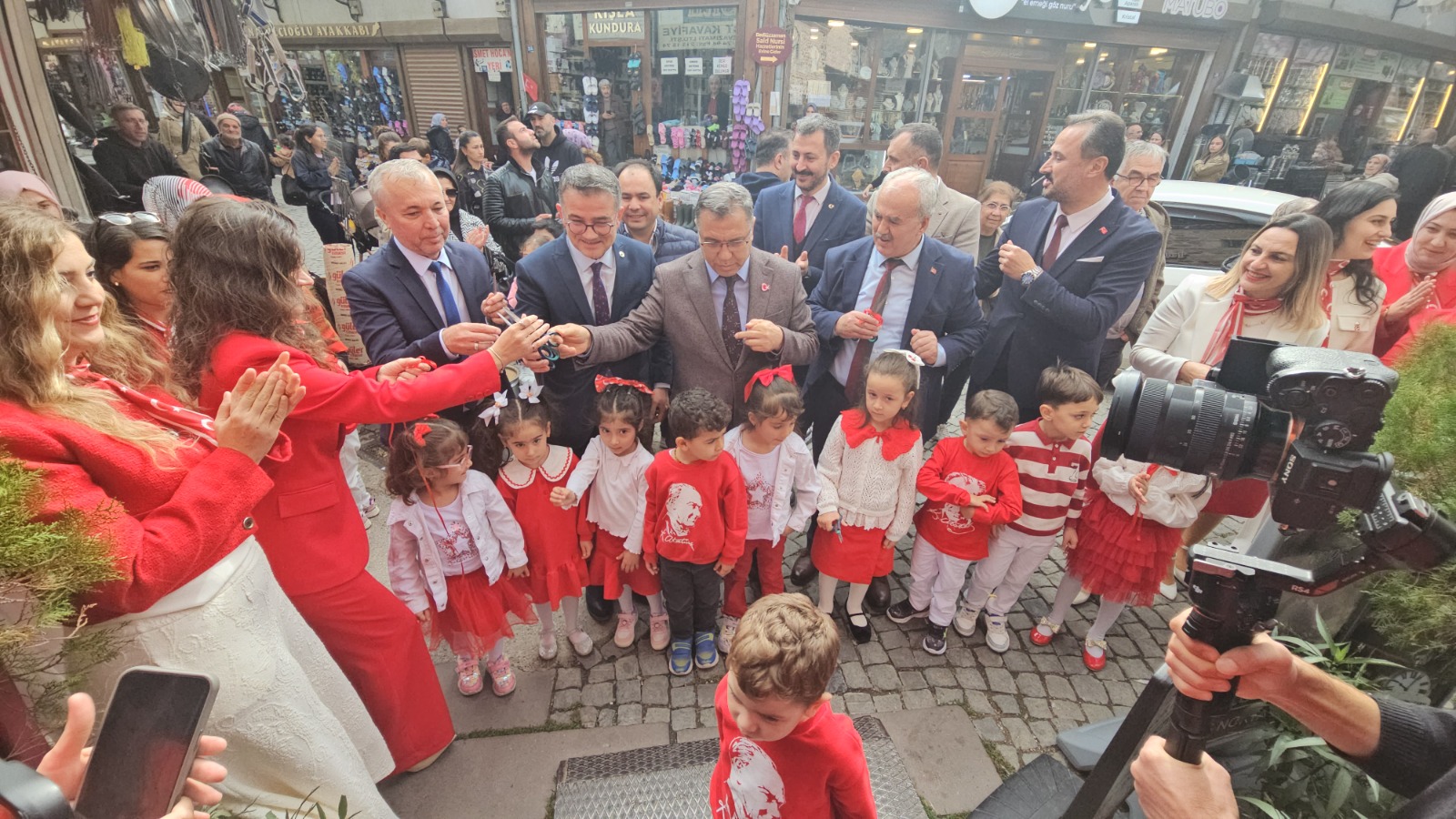 Minik ellerin bayrak sevgisi