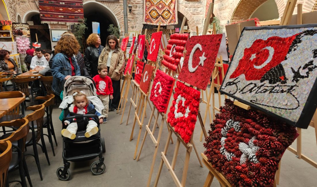 Afyonkarahisar’da Zeynur Çetinkaya Kızılay Anaokulu öğrencileri ve aileleri, hazırladıkları bayraklarla