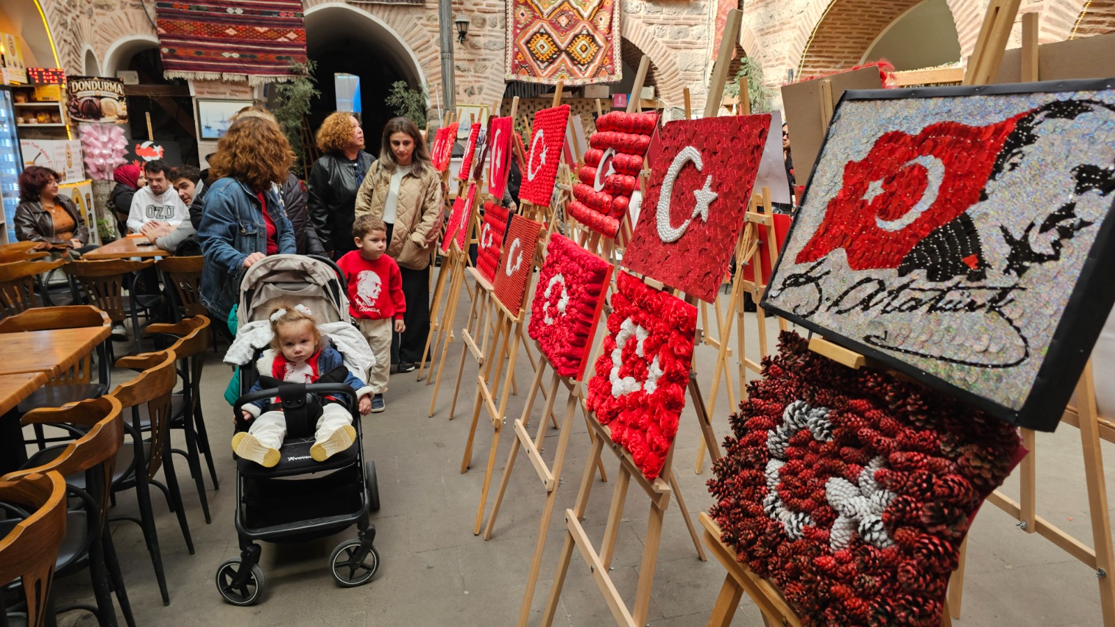 Afyonkarahisar’da Zeynur Çetinkaya Kızılay Anaokulu öğrencileri ve aileleri, hazırladıkları bayraklarla