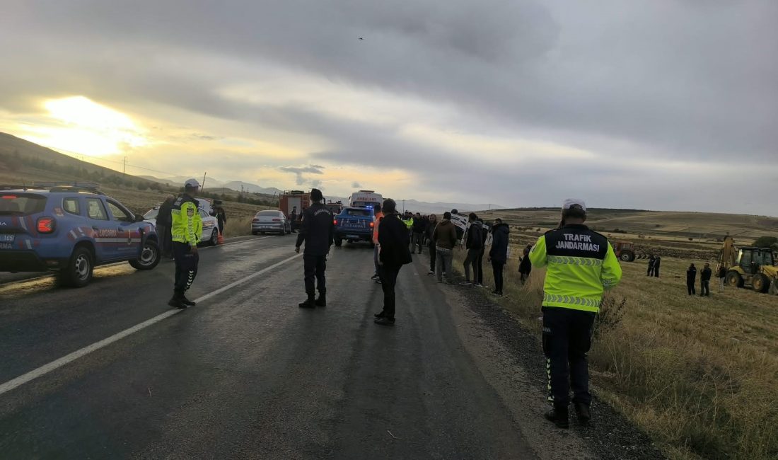 Afyonkarahisar’da midibüsün devrildiği ve bir kişinin öldüğü, 27 kişinin de