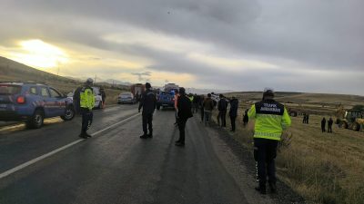 Afyonkarahisar’da midibüsün devrildiği ve bir kişinin öldüğü, 27 kişinin de
