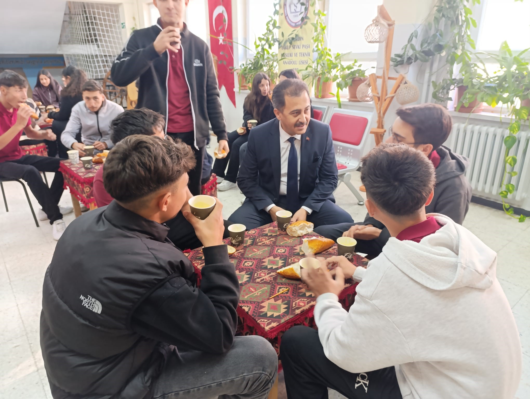 Öğrenciler, güne sıcak çorba ile başladı 2 Öğrenciler, güne sıcak çorba ile başladı