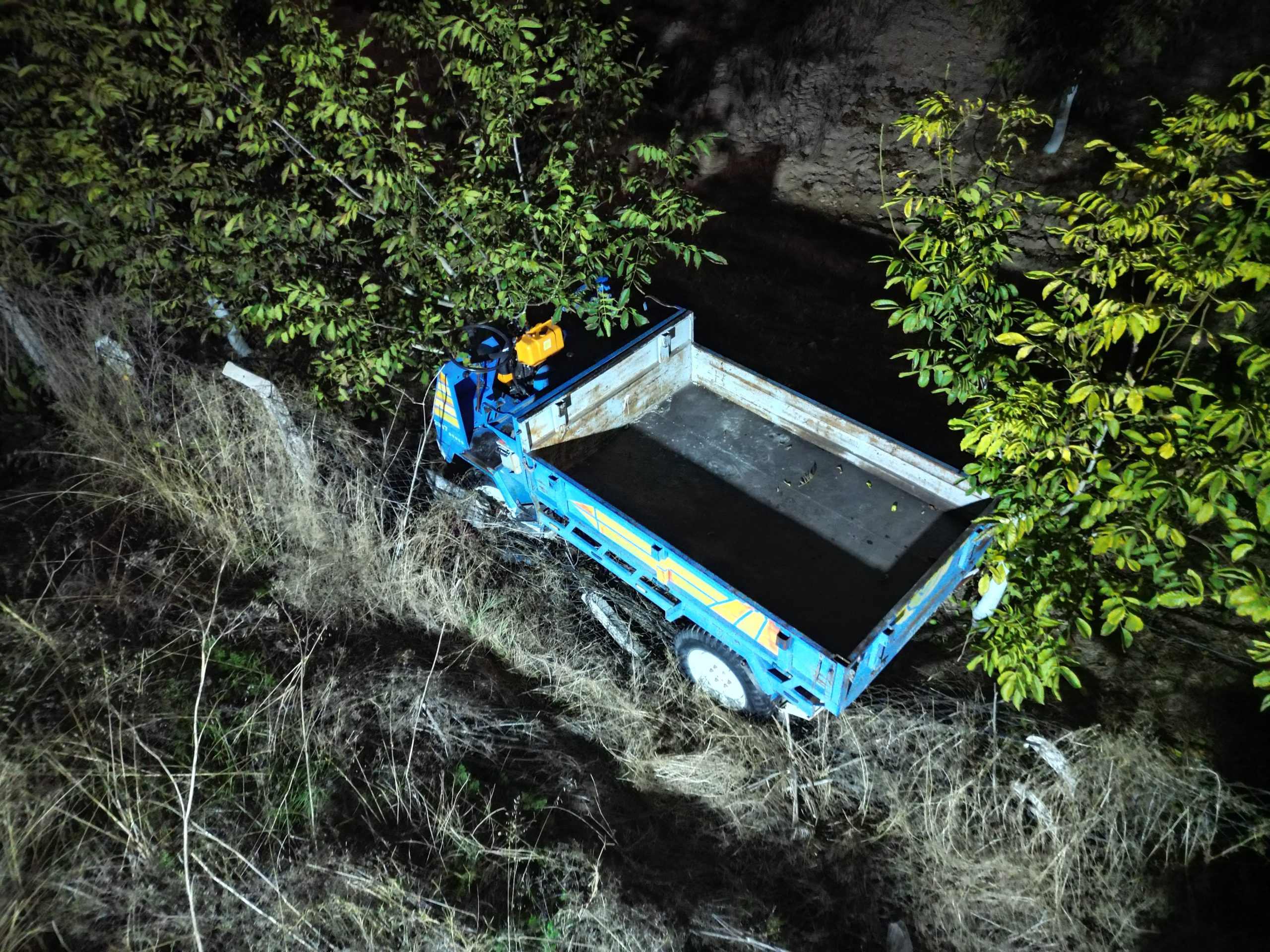 Otomobil çarptı, patpat 3 metre yükseklikten tarlaya düştü