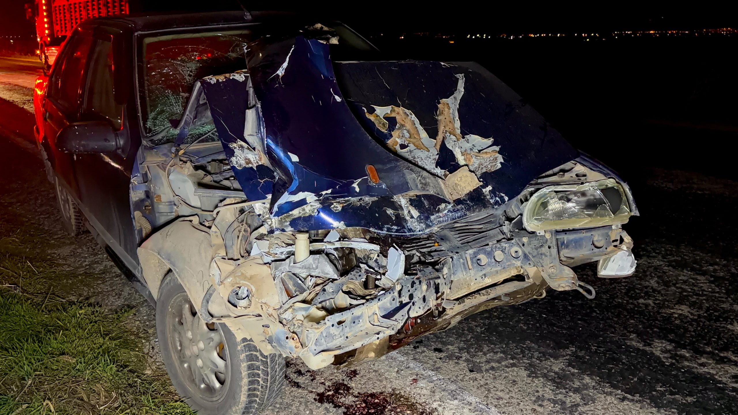 Otomobil çarptı, patpat 3 metre yükseklikten tarlaya düştü
