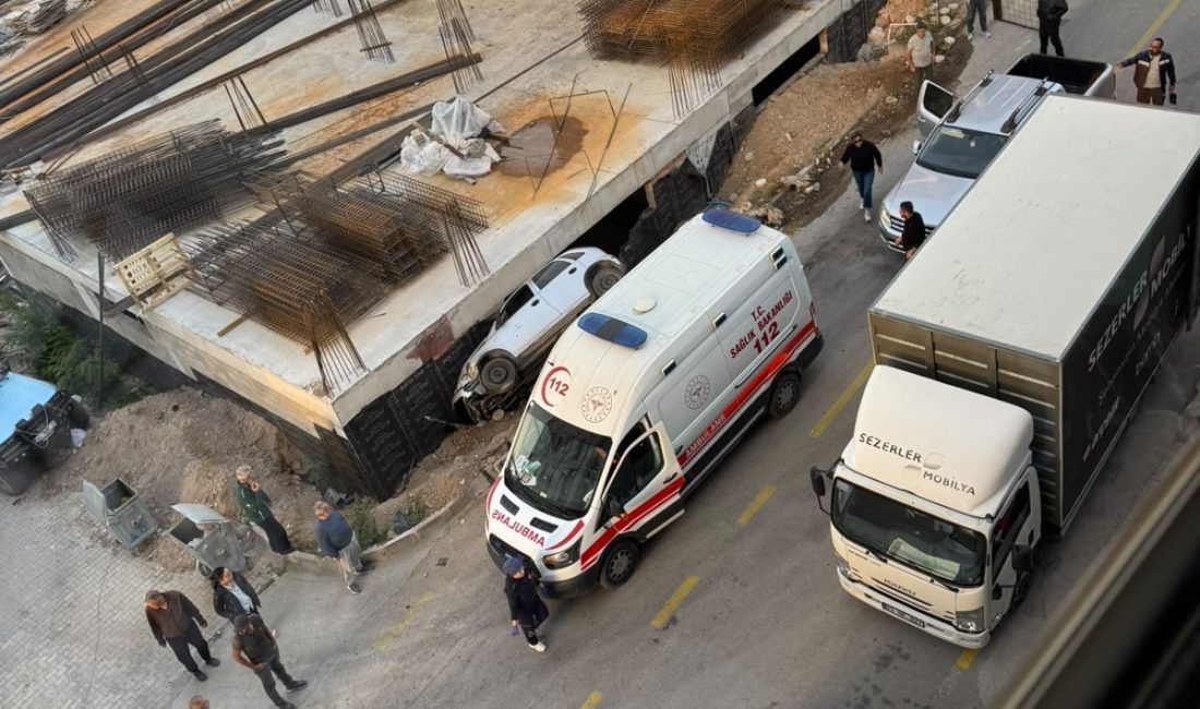 Afyonkarahisar'da kontrolden çıkan otomobil, bir inşaatın temeline düştü.