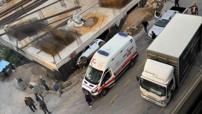 Afyonkarahisar'da kontrolden çıkan otomobil, bir inşaatın temeline düştü.