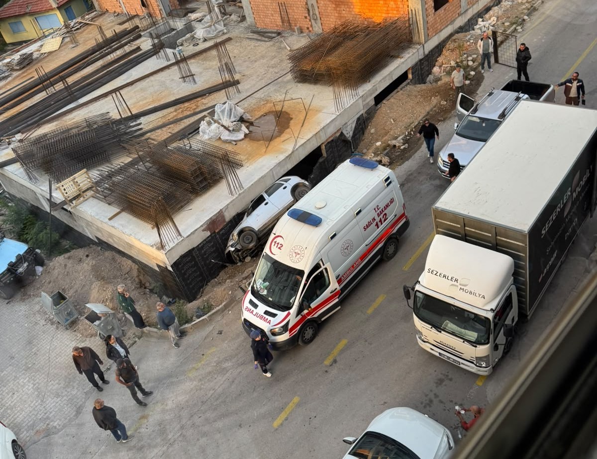 Afyonkarahisar'da kontrolden çıkan otomobil, bir inşaatın temeline düştü.