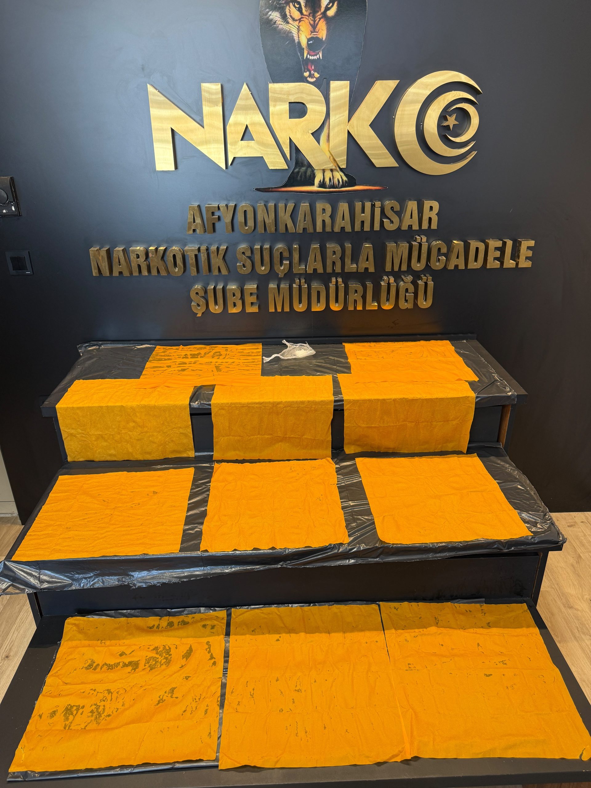 Otomobilden 17 bin 600 kullanımlık uyuşturucu çıktı