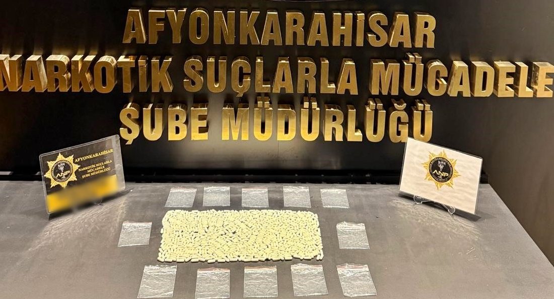 Afyonkarahisar’da narkotik ekiplerinin uygulama noktasında durdurduğu otomobilde yapılan aramada 663