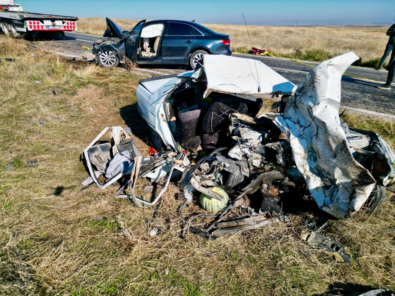 Otomobiller parçalanarak hurdaya döndü