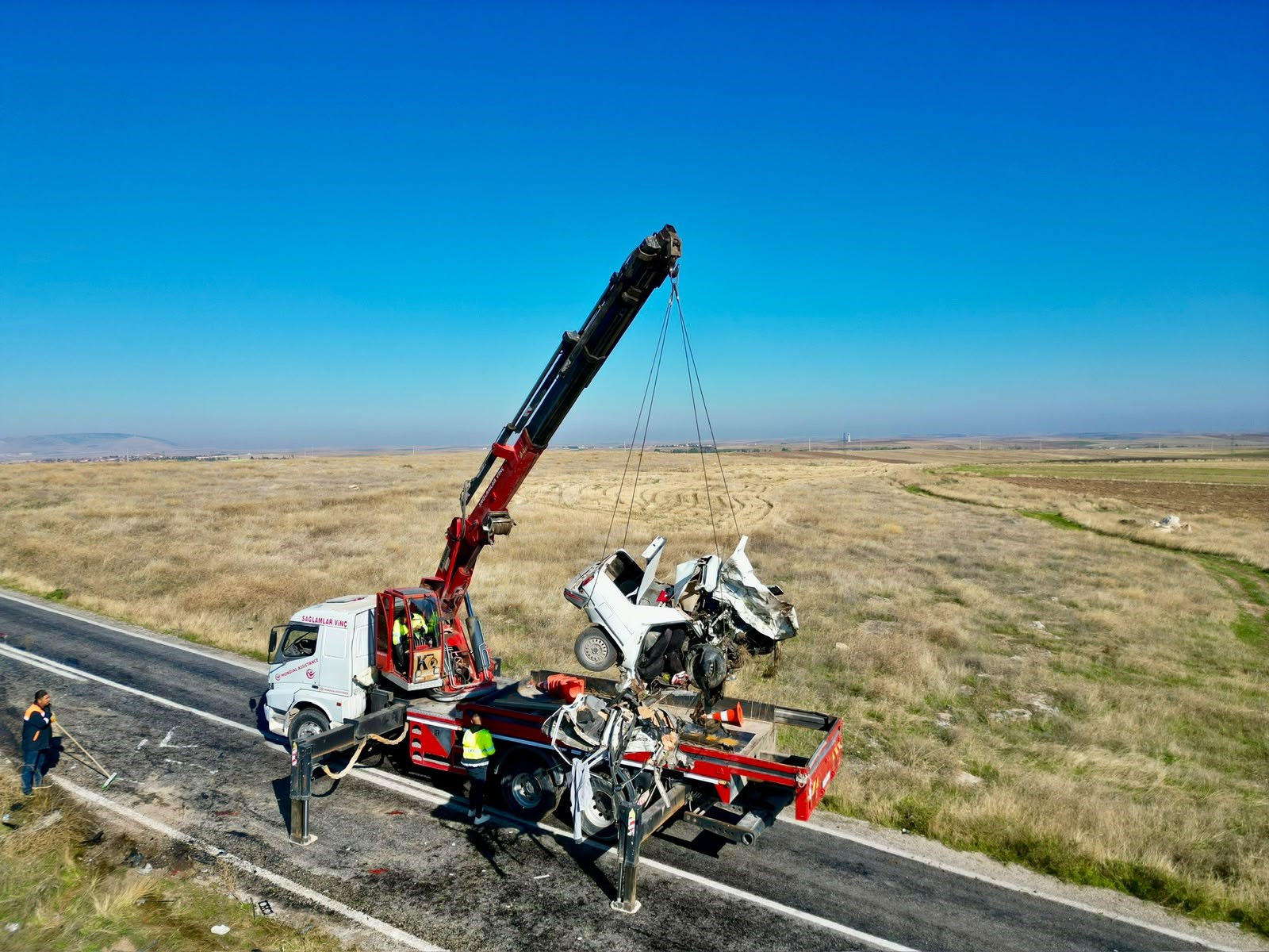 Otomobiller parçalanarak hurdaya döndü