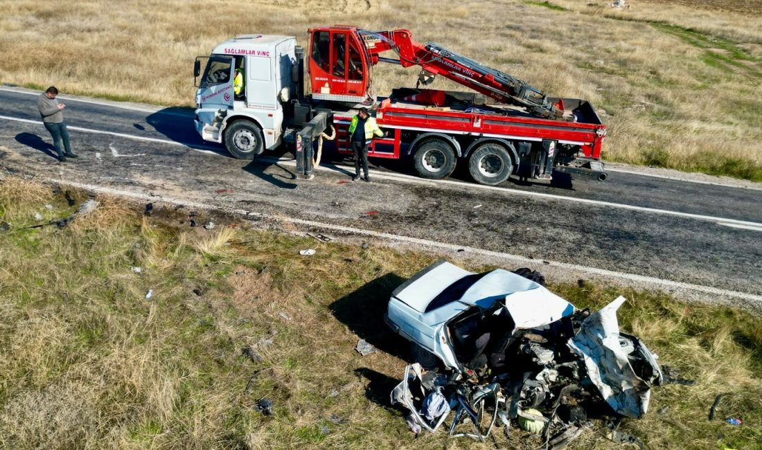 Afyonkarahisar'da 4 kişinin öldüğü trafik kazasında parçalanarak hurdaya dönen otomobiller