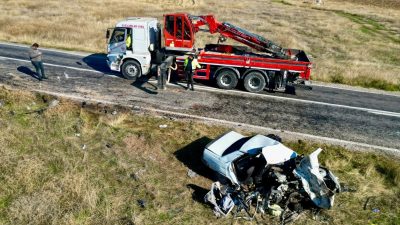 Afyonkarahisar'da 4 kişinin öldüğü trafik kazasında parçalanarak hurdaya dönen otomobiller
